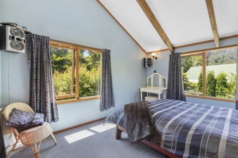 Photo of property in 5 Dalton Grove, Stokes Valley, Lower Hutt, 5019