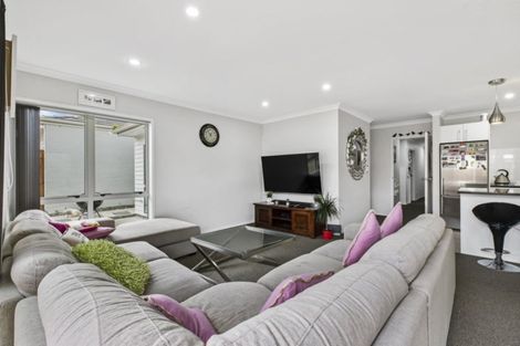 Photo of property in 92 Popokatea Drive, Takanini, 2112