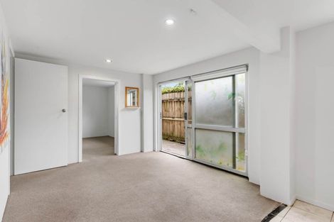 Photo of property in 559 Glenfield Road, Glenfield, Auckland, 0629