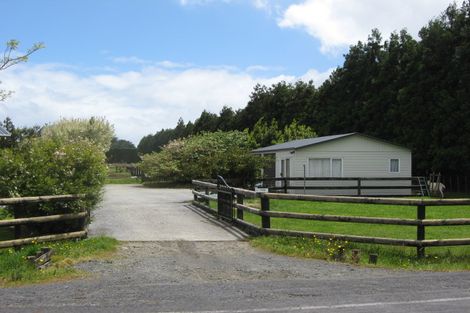 Photo of property in 102 Boord Crescent, Kumeu, 0891