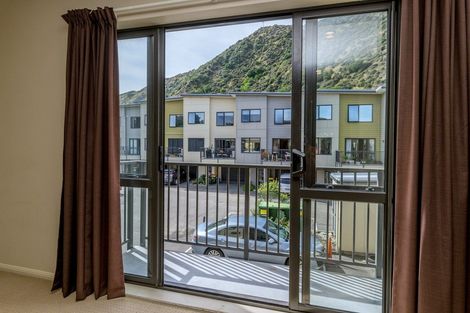 Photo of property in Te Kakariki Apartments, 2/2 Wellington Road, Paekakariki, 5034