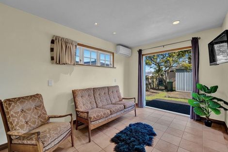 Photo of property in 66 Yeovil Road, Te Atatu Peninsula, Auckland, 0610