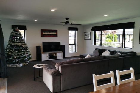 Photo of property in 17 Roto View, One Tree Point, 0118