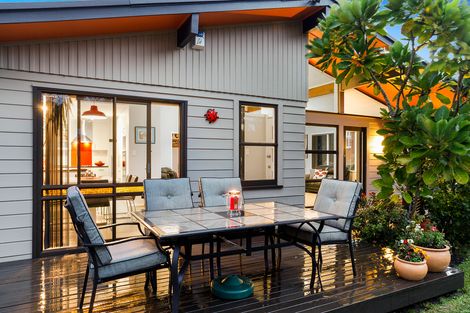 Photo of property in 108 Cliff View Drive, Green Bay, Auckland, 0604