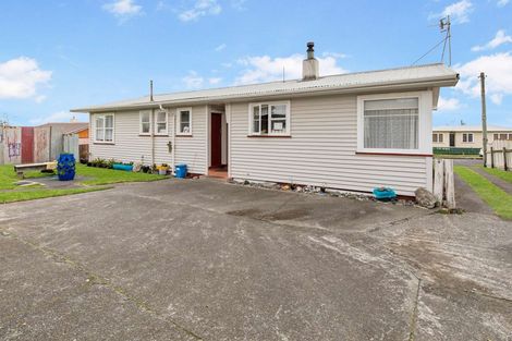 Photo of property in 4 Omori Place, Castlecliff, Whanganui, 4501