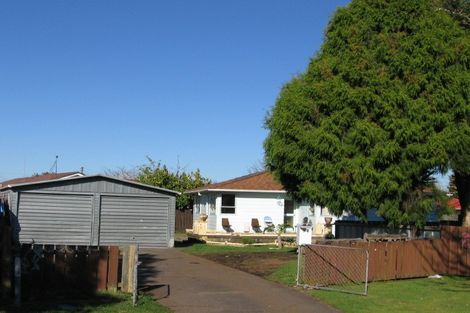 Photo of property in 12 Pukeroa Place, Papakura, 2110