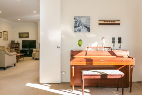 Photo of property in 20 Heynes Place, Clive, 4102