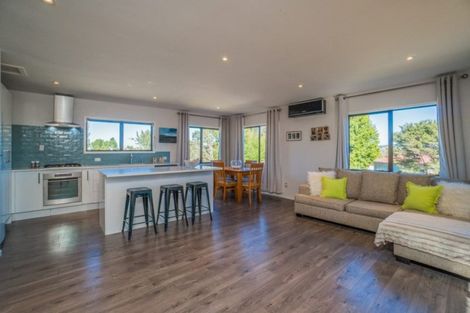 Photo of property in 11 Forster Place, West Harbour, Auckland, 0618