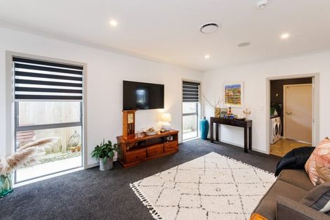 Photo of property in 10 Mediterranean Grove, Fitzherbert, Palmerston North, 4410