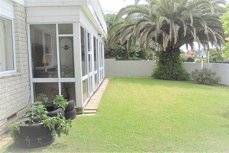 Photo of property in 2 Sylvan Park Avenue, Milford, Auckland, 0620