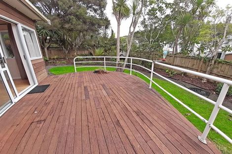 Photo of property in 14 La Roche Place, Northcote, Auckland, 0627