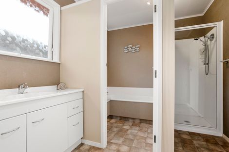 Photo of property in 108 Cliff View Drive, Green Bay, Auckland, 0604