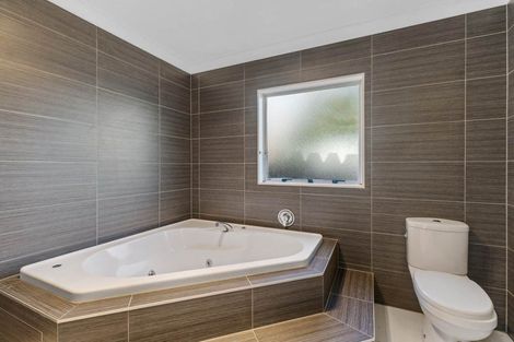 Photo of property in 18 Belleaire Court, West Harbour, Auckland, 0618