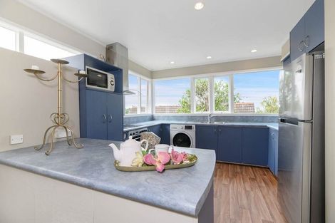 Photo of property in 6 Anchor Place, Beach Haven, Auckland, 0626