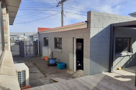 Photo of property in 136 Apu Crescent, Lyall Bay, Wellington, 6022