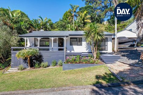 Photo of property in 2/8 Heatherleigh Rise, Northcross, Auckland, 0632