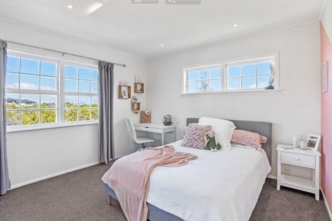 Photo of property in 69 Ravenwood Drive, Forrest Hill, Auckland, 0620