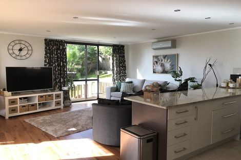 Photo of property in 32 Exeter Place, Unsworth Heights, Auckland, 0632