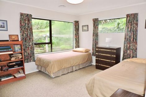 Photo of property in 4 Ordley Grove, Tawa, Wellington, 5028
