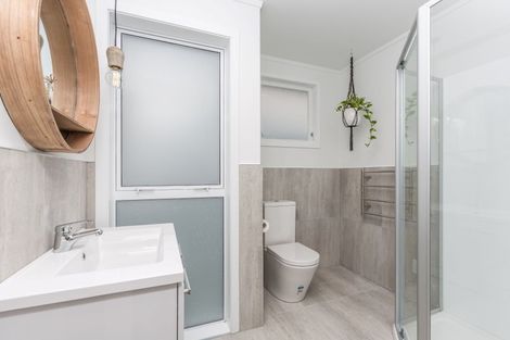 Photo of property in 2/10 Exmouth Road, Northcote, Auckland, 0627