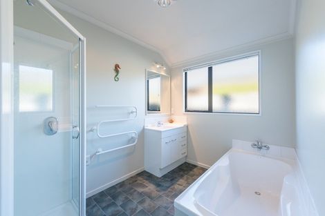 Photo of property in 10 Ngawhatu Road, Stoke, Nelson, 7011