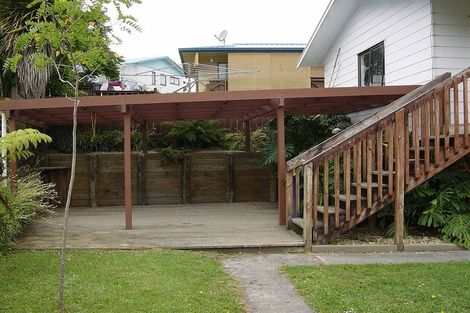 Photo of property in 1 Louise Place, West Harbour, Auckland, 0618