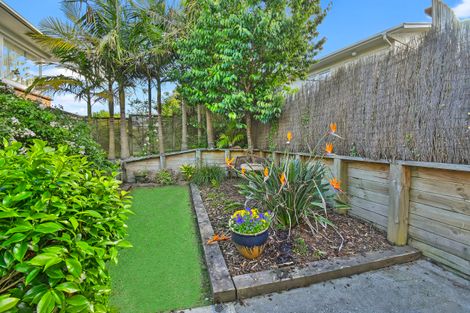 Photo of property in 2/11 The Rosebowl, Sunnyhills, Auckland, 2010