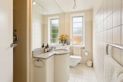 Photo of property in Broadwater Apartments, 214 Oriental Parade, Oriental Bay, Wellington, 6011