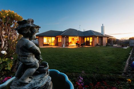 Photo of property in 24 Johnstone Drive, Fitzherbert, Palmerston North, 4410