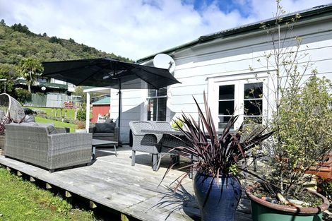 Photo of property in 108 Waikawa Road, Picton, 7220