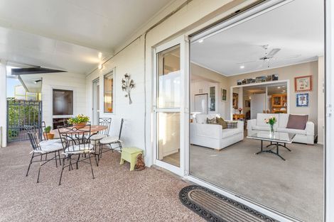 Photo of property in 16 Knightsbridge Drive, Forrest Hill, Auckland, 0620