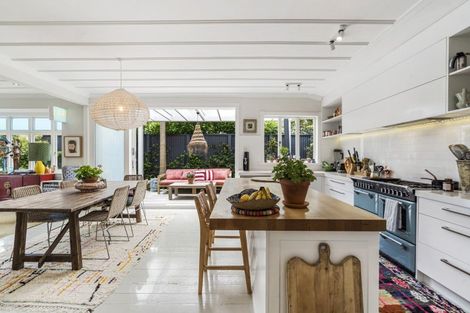 Photo of property in 5 Turnbull Road, Narrow Neck, Auckland, 0624