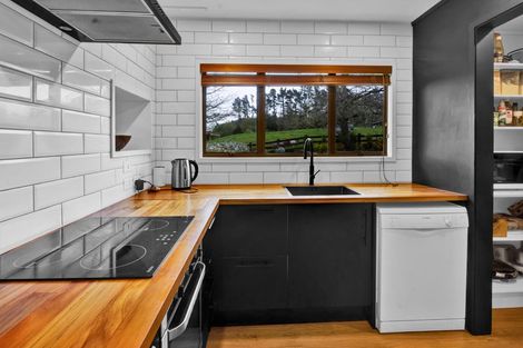 Photo of property in 8 Clearview Road, Lepperton, New Plymouth, 4373