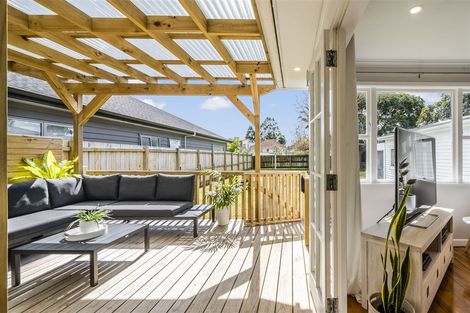 Photo of property in 15 Waione Avenue, Te Atatu Peninsula, Auckland, 0610