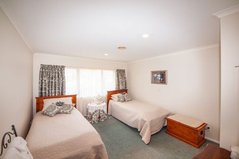 Photo of property in 6 Derry Hill, Churton Park, Wellington, 6037