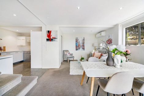 Photo of property in 1a Highgrove Lane, Totara Vale, Auckland, 0632