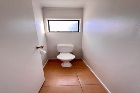 Photo of property in 8a Eske Place, Highland Park, Auckland, 2010