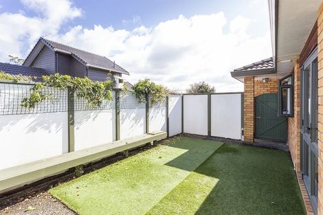 Photo of property in 4 Cliff View Drive, Green Bay, Auckland, 0604