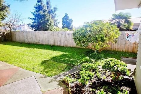 Photo of property in 5 Totaravale Drive, Totara Vale, Auckland, 0629