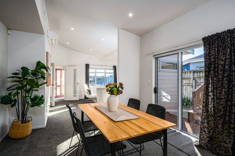 Photo of property in 6b Warrington Grove, Newlands, Wellington, 6037