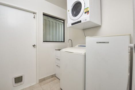 Photo of property in 2/24 Colonial Road, Birkenhead, Auckland, 0626