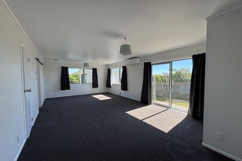 Photo of property in 8 Chetwode Grove, Newlands, Wellington, 6037