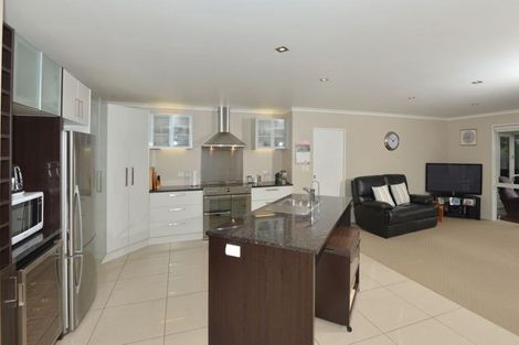 Photo of property in 18 Roto View, One Tree Point, 0118