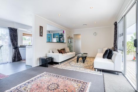 Photo of property in 27 Cedar Heights Avenue, Massey, Auckland, 0614