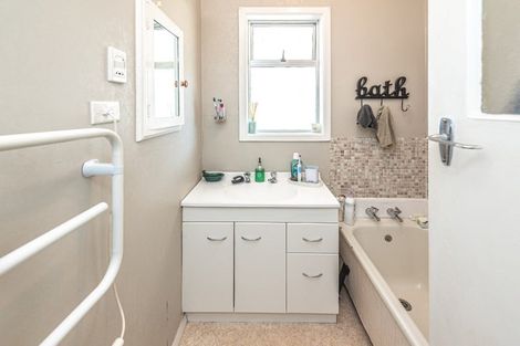 Photo of property in 27 Roberts Avenue, Aramoho, Whanganui, 4500