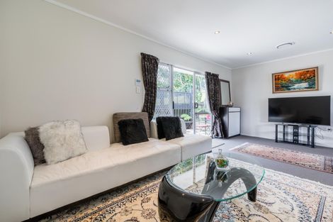 Photo of property in 27 Cedar Heights Avenue, Massey, Auckland, 0614