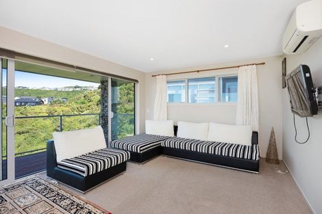 Photo of property in 52 Tamworth Crescent, Newlands, Wellington, 6037