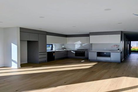 Photo of property in 18 Waimarie Drive, Karaka, 2578