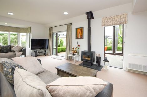 Photo of property in 8 Daffodil Grove, Carterton, 5713