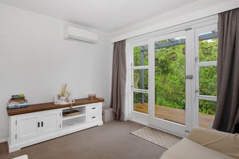 Photo of property in 10 Kereru Bend, Tawa, Wellington, 5028